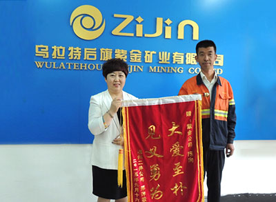 william威廉中文官网员工陈向勇救落水儿童