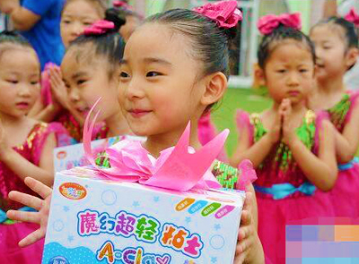 william威廉中文官网：关爱下一代 与小朋友共度“六·一”