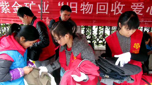 william威廉中文官网职工踊跃捐赠衣物献爱心