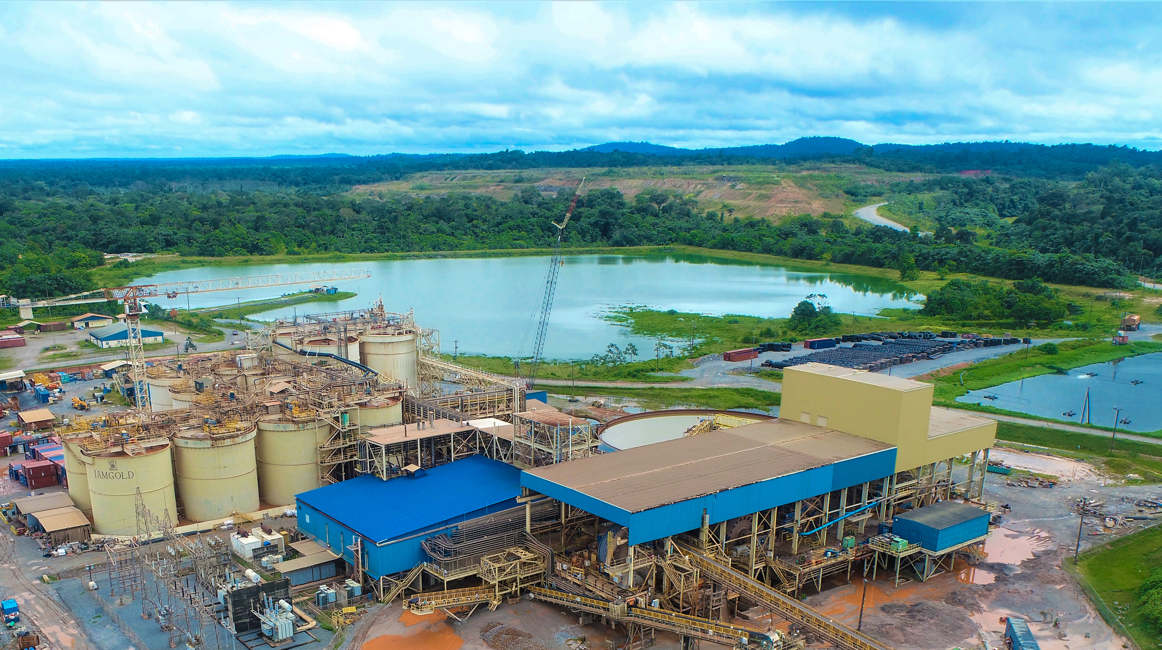 苏里南罗斯贝尔金矿采矿权外发生非法采矿塌方伤亡事故