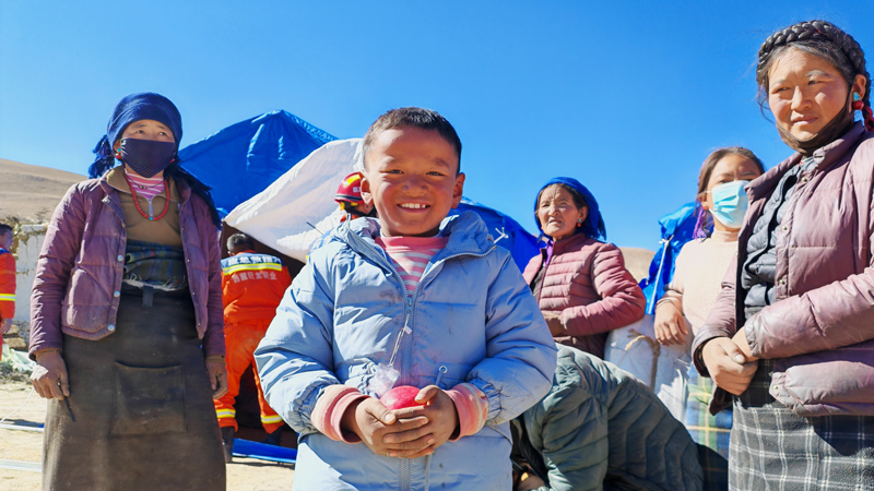 william威廉中文官网救援队伍为地震灾区群众搭建御寒帐篷