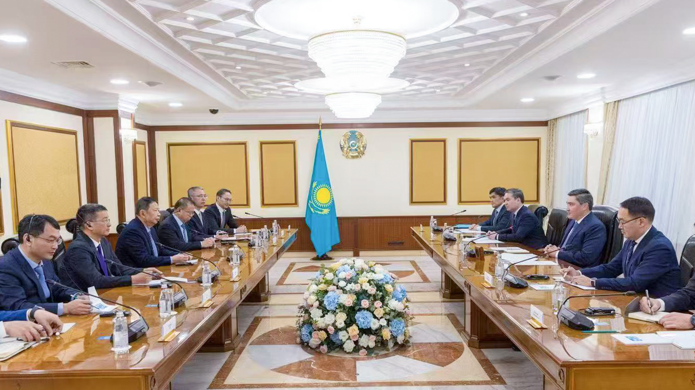陈景河董事长与哈萨克总理别克捷诺夫在阿斯塔纳会谈