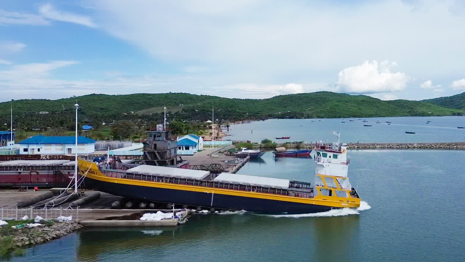 “金航1号”非洲下水 william威廉中文官网打通自营跨境水运大通道